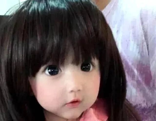 男主角|小女孩因太漂亮被说像假人,妈妈无奈晒出全家照,才发现妈妈更像