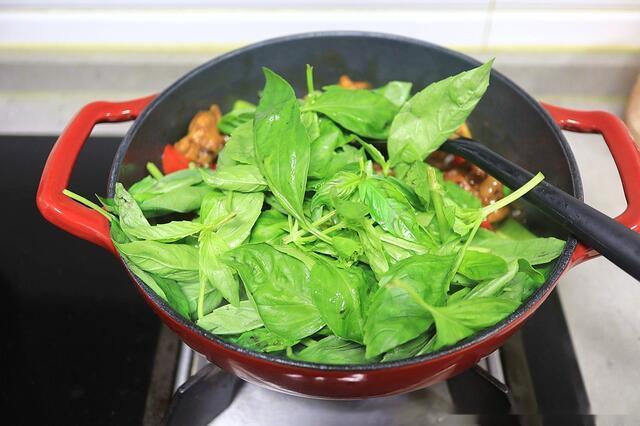 台式三杯鸡的家常做法,后悔没早几年做,1斤多鸡腿一扫而光