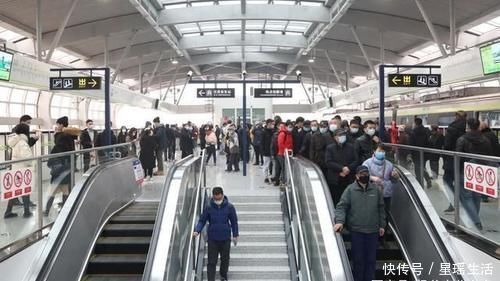 小张|车买不起,敢生孩子,孕妇坐公交被大妈羞辱,男孩反怼真解气!