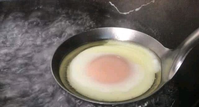 勺子|直接在锅下煮《荷包蛋》是个大错误,多加这一步,鸡蛋圆嫩不散花