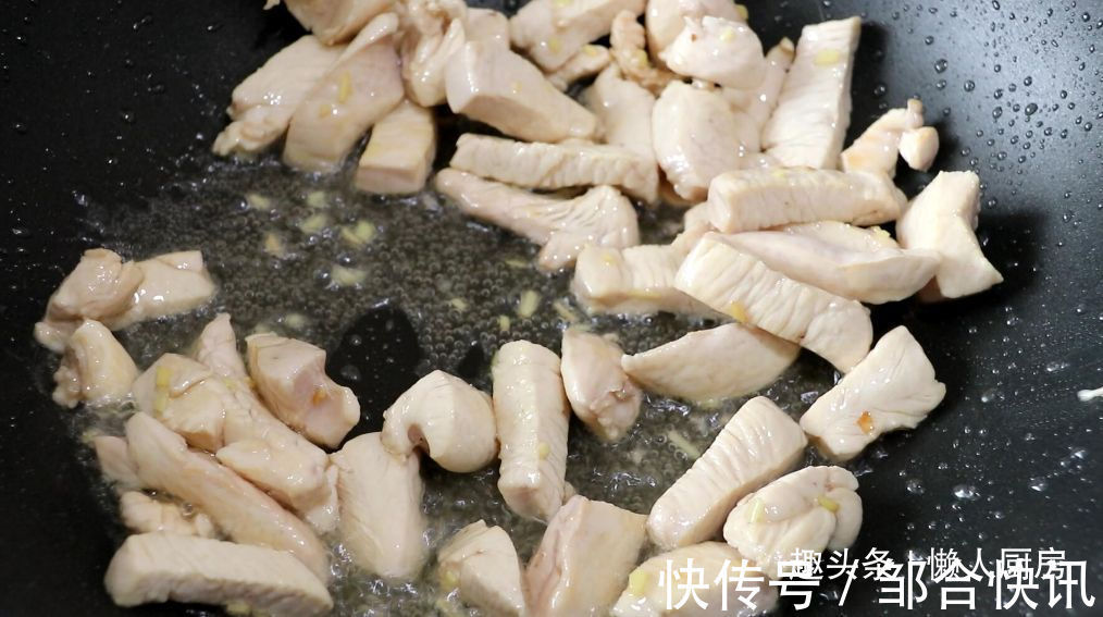 不需要腌制，不加淀粉，教你香辣鸡胸肉的做法，鸡肉干香有嚼劲
