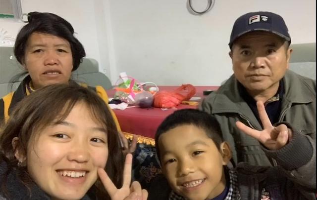 浓妆|《变形计》“神仙妹妹”梁小友高二辍学后成网红,浓妆直播惹众议