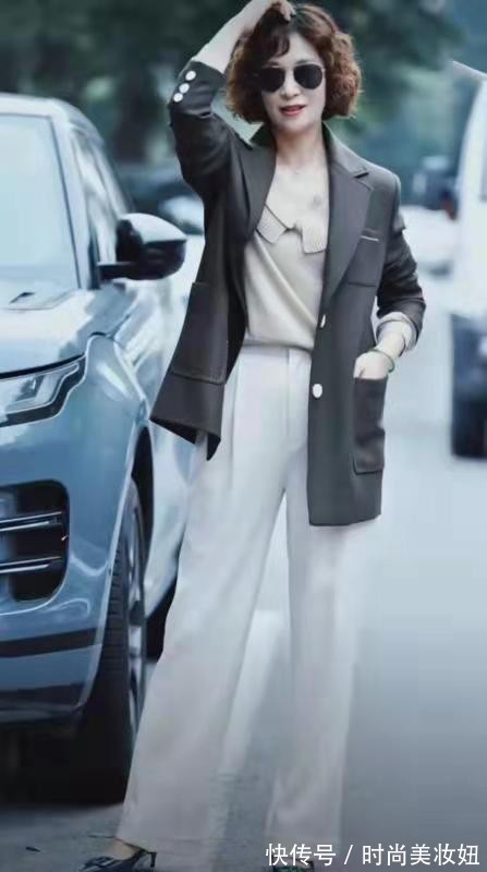 穿搭|奔五的女人甩掉“大妈感”,看这位大龄姐姐,靠穿搭显年轻又优雅