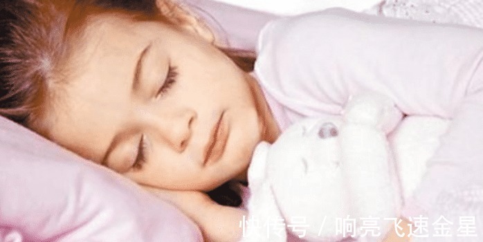 睡着|孩子们睡着之后,如果有这样表现,父母就不用担心大脑发育了!