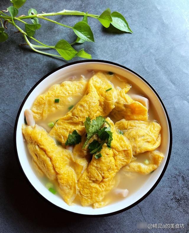 蘑菇|天凉了，适合早餐喝的汤，2样食材一起煮又鲜又香，家人很满意