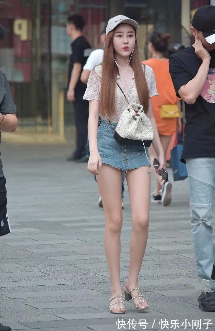 包臀裙 裸色的吊带连衣裙,上半身带褶皱设计,看上去十分的有质感