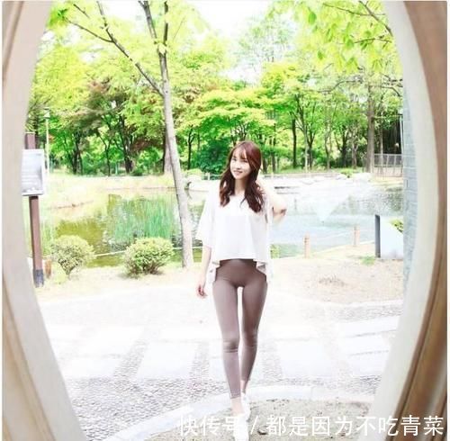 美女|时尚身穿紧身打底裤美女，大秀马甲线，实在是性感迷人