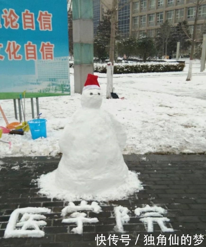 学校举行堆雪人比赛，学生们的脑洞一个比一个大