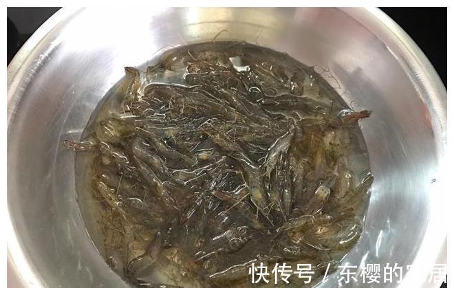 鱼虾|小河虾特色做法,不炒不煮,鲜美嫩滑,端上桌1斤虾嫌不够,真鲜