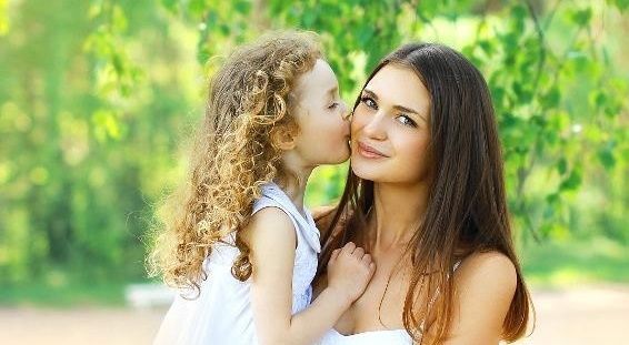 年龄|女孩第一次来月经的最佳年龄多少岁？可能很多宝妈还不清楚！