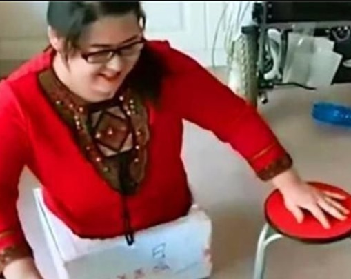 双胞胎|15岁美女失去双腿,不顾反对生下双胞胎,6年后变成了这样