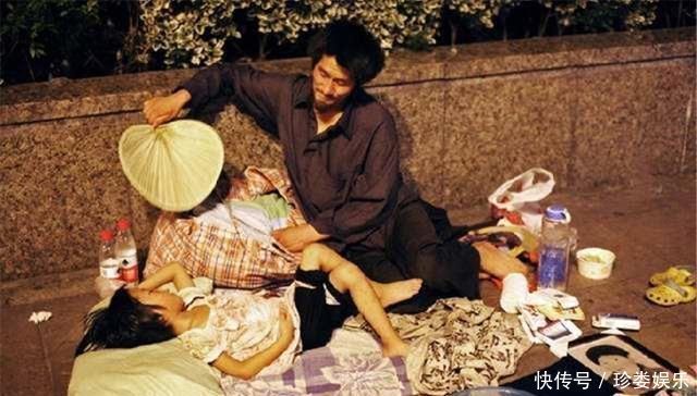 孩子没钱买书包,爸爸连夜编织尼龙书包,第二天孩子成班级亮点