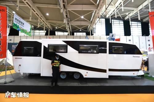 黑白极简|酷似高铁的房车见过吗?客厅超级大带独立儿童房,有两室一厅一卫