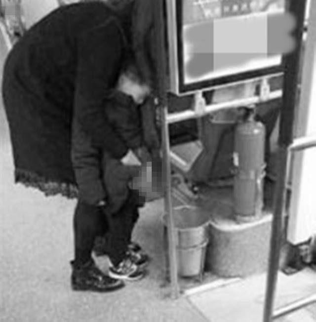 文明|公交上,宝妈抱娃在垃圾桶里尿尿,被大学生批没素质,多些理解吧