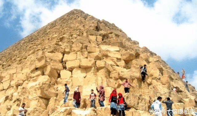 着自己|为何金字塔不能乱爬?一名外国小伙爬上顶后,真相浮出