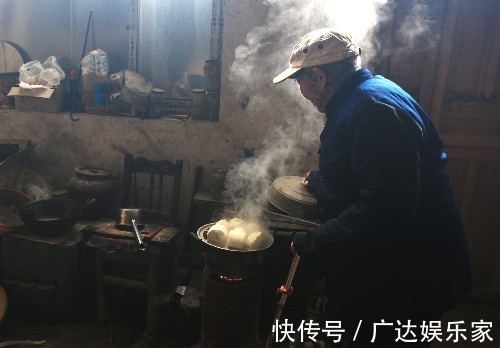 老两口|113岁农村老汉每天吃肉、喝酒、赶集,生活习惯让养生专家汗颜