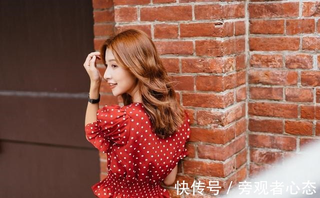 优雅 红色波点小衫是法式浪漫的精髓,展现女性的优雅大气