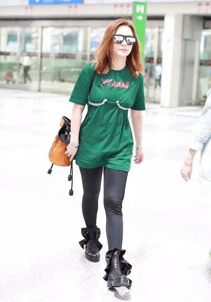 阿娇真会“赶时髦”,穿黑色挂脖连体裤秀身材,性感却不俗气