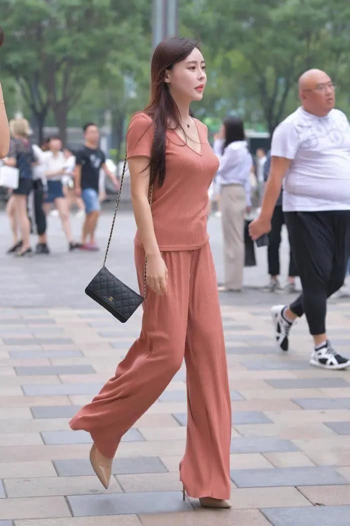 阔腿裤清爽大方,让你轻松拥有脱颖而出的美