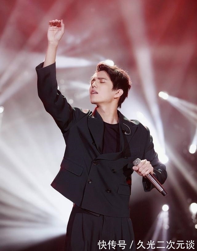 因《我是歌手》一战成名的迪玛希，现在哪儿去了？