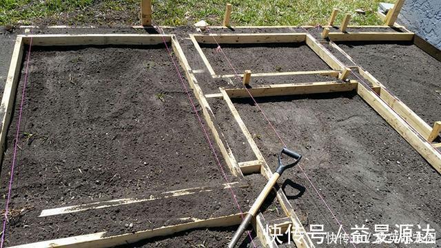 院子|院子不打水泥,铺20个木方格现浇混凝土,变现代庭院果然好看多了