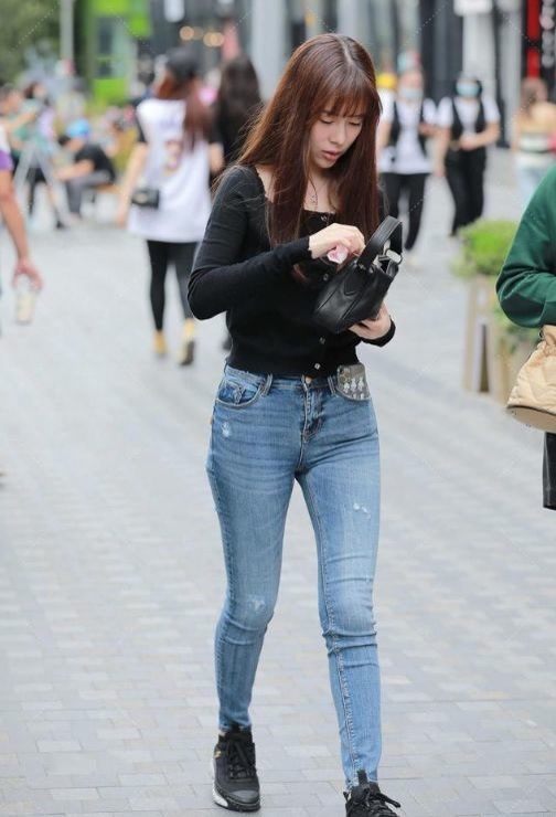 穿搭 墨绿色的无袖上衣，搭配黑色九分裤，整体给人简单清爽利落感觉