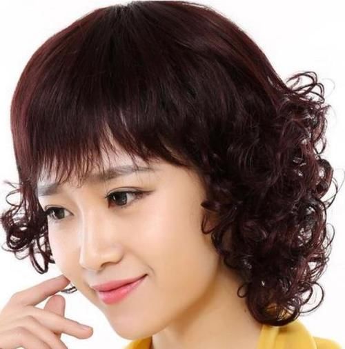 五六十岁的女人，剪短发要怎么烫？选择这两种烫发方式，不显老