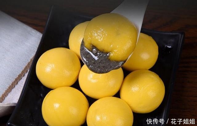 煮汤圆,是用冷水下锅还是热水一开始就错了,难怪会露馅破皮!