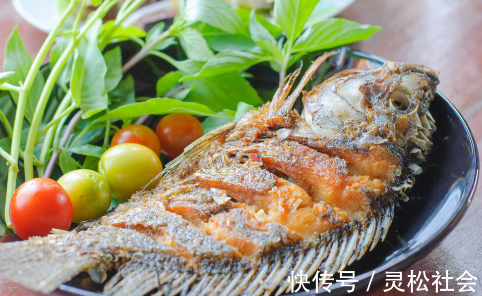 我和爸爸|煎鱼时,牢记3个诀窍,鱼皮完整不粘锅,还省油,太实用了
