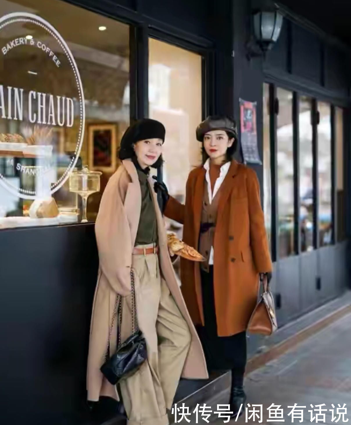 这对“神仙母女”的初春穿搭真美，烫同款泡面头，搭配大衣好洋气