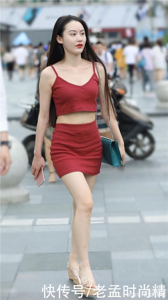 针织面料|街拍针织面料也可以在夏季穿，这么穿搭，别样的风情就展示出来了