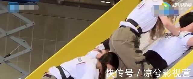 b宋雨琦搭建人梯不慎滑落,谁注意baby低声嘟囔的5个字?网友炸锅!