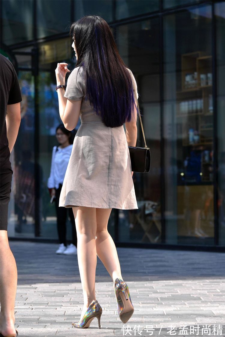 穿搭|街拍:美女高腰牛仔短裤搭配运动鞋,戴上一顶鸭舌帽,运动又休闲