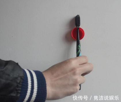 卫生间挂钩别花钱买了,只需一个瓶盖就搞定,比买来的还要实用