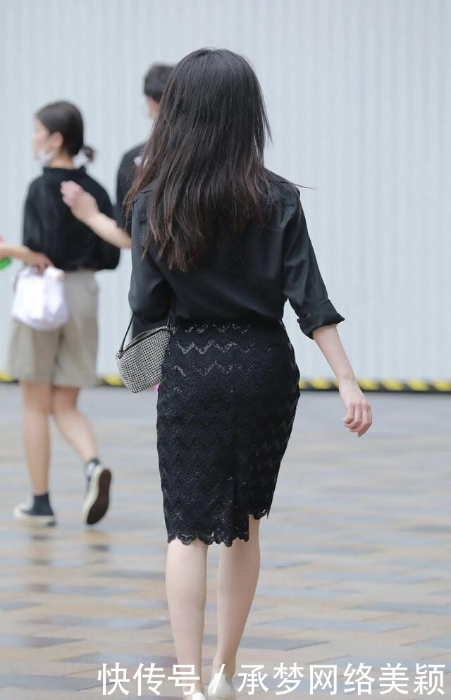 半身裙|“沙漏型”身材怎么穿?谨记两点穿搭原则,一切便轻松自如!