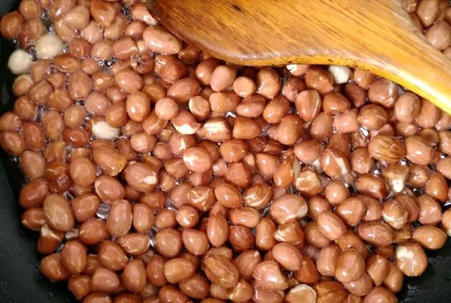 炸花生米时，直接下锅是不对的，学会几个小技巧，花生米又香又脆