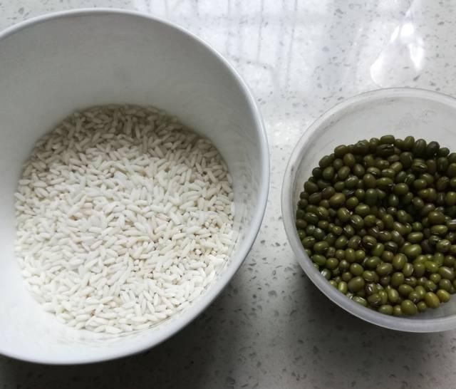 加了绿豆的糯米粥,糯糯香香的,很适合宝宝吃哦