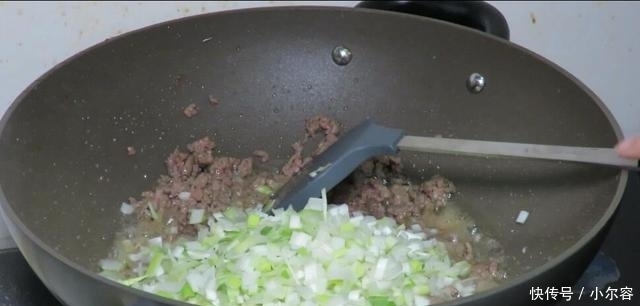  浓郁|想吃牛肉酱不用买，大厨教你秘制做法，酱香浓郁，方法超简单