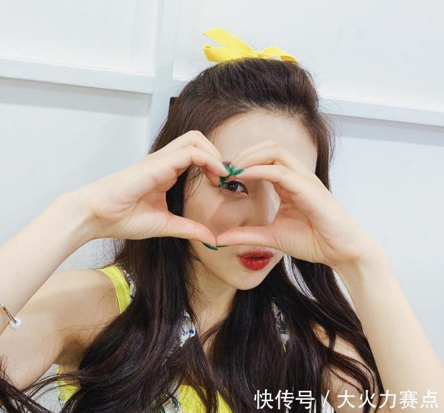 双眼皮贴|朴秀荣葫芦娃造型,糖果色穿搭少女感十足,双眼皮贴让人出戏