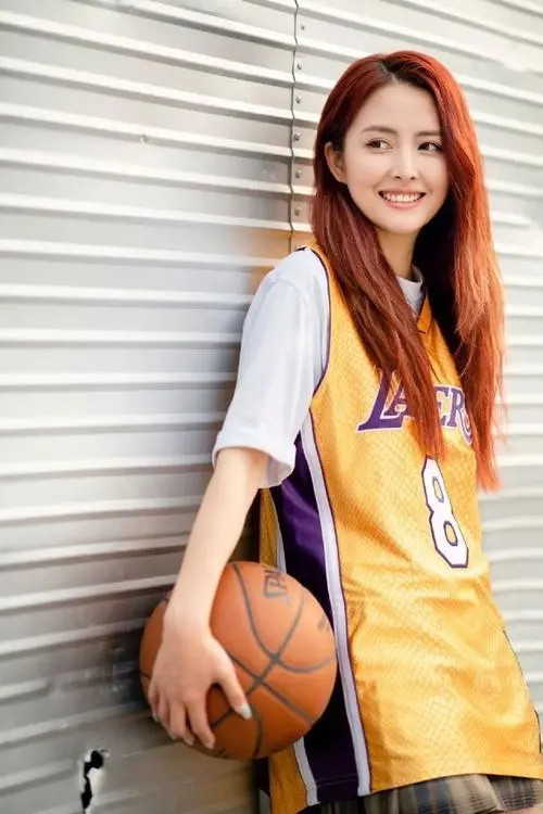 科比|又一校花NBA美女主播! 名模身材堪比明星, 北大学霸男友令人羡慕