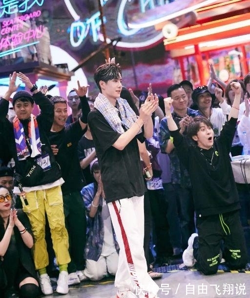 张艺兴|《这就是街舞4》录制花絮,张艺兴全员比心,王一博隔空卖萌!