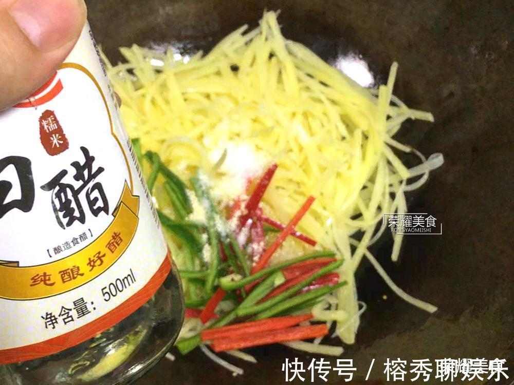 步骤|炒土豆丝时，有的人在第一步就做错了，多加一个步骤，爽脆不发黑