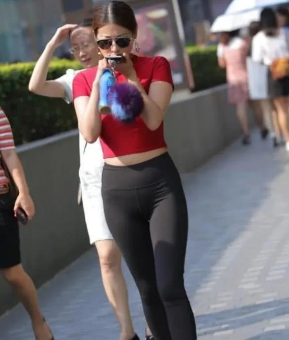 搭配|美女高颜值的时尚搭配,精致的妆容,让人更加难忘