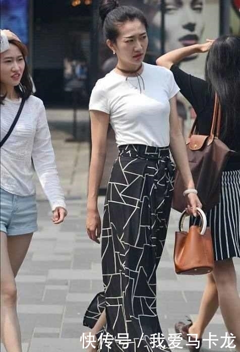 这身|街拍:图六小姐姐大长腿太迷人了,再配上这身打扮,一个字:美!