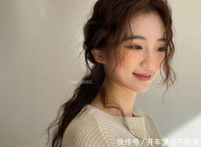小熊|2021发型趋势慵懒羊毛卷、率性赫希发、甜酷翘短发……赶紧来看看