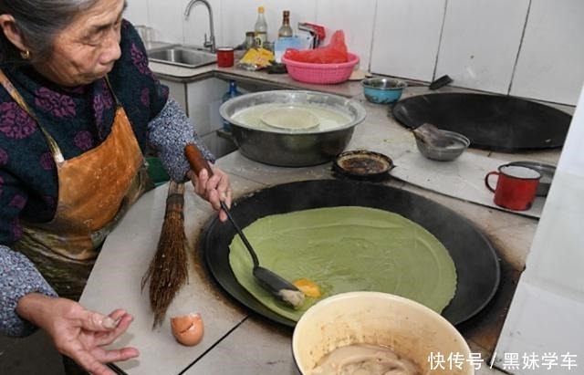  老奶奶卖“祖传”小吃，4元1张供不应求，合肥人3天不吃想得慌
