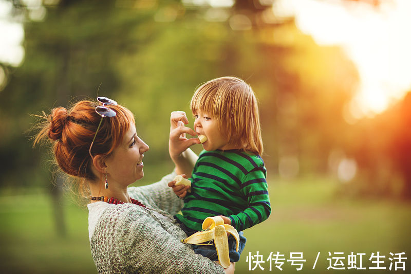 食物|追着孩子喂饭很头疼？5个方面解决，父母轻松孩子更健康