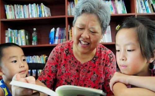 姥爷|姥爷逗外孙:总来蹭饭羞不羞?4岁孩子的童言稚语让气氛略显尴尬