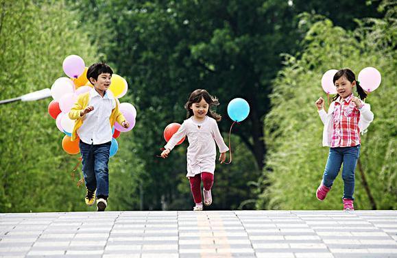 皮肤|“国产黑宝宝”走红,父母都是纯种亚洲人,孩子却堪比“包青天”