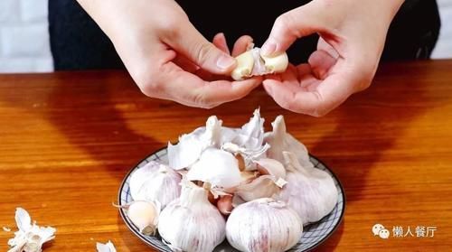 腌腊八蒜,牢记“3要3不要”,大蒜个个碧绿,汤汁清澈,爽脆可口